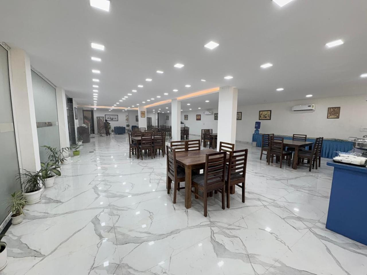 גורגאון Pacific Inn Eco Central מראה חיצוני תמונה